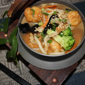 Bouillon de nouilles udon aux scampis